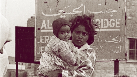 لاجئون فلسطينيون قرب جسر اللينبي في العام 1967