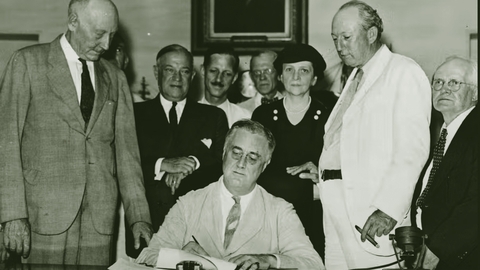 فرانكلين روزفلت يوقع قانون الضمان الاجتماعي في العام 1935