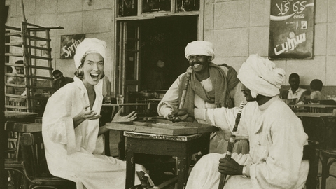 عارضة أزياء فوغ في قهوة مصرية في العام 1992