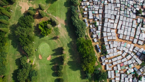 ملعب غولف في جنوب أفريقيا على تخوم إحدى التجمّعات السكنية العشوائية