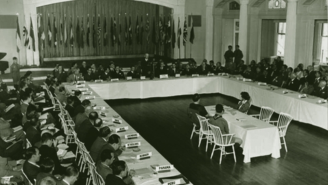 وزير الخزانة الأميركي هنري مورغنثاو جونيور يلقي كلمة في مؤتمر بريتون وودز في العام 1944