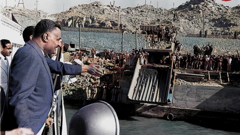 جمال عبد الناصر يؤمِّم قناة السويس في العام 1956 بعد أن كانت تحت سيطرة البريطانيين والفرنسيين