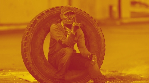 عامل لبناني في إحدى المظاهرات