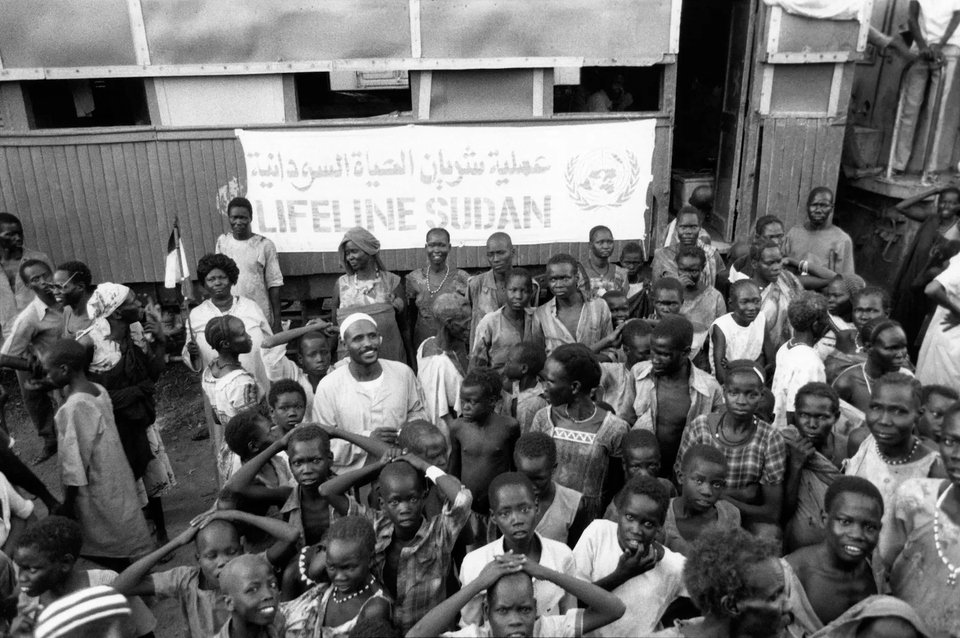 نازحون مدنيون ينتظرون المساعدات الإنسانية، السودان، 1989