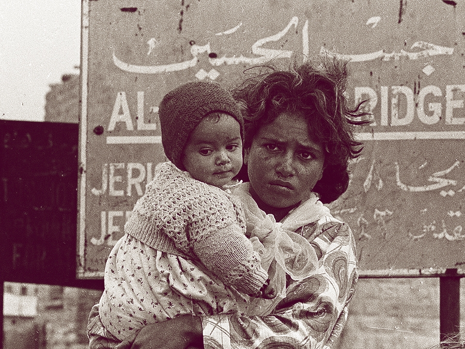 لاجئون فلسطينيون قرب جسر اللينبي في العام 1967