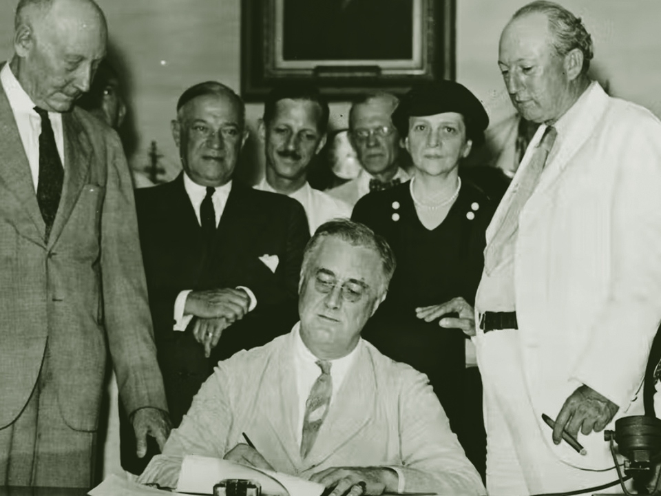 فرانكلين روزفلت يوقع قانون الضمان الاجتماعي في العام 1935