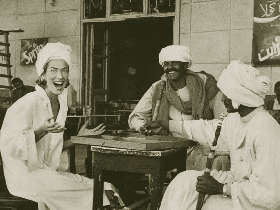 عارضة أزياء فوغ في قهوة مصرية في العام 1992