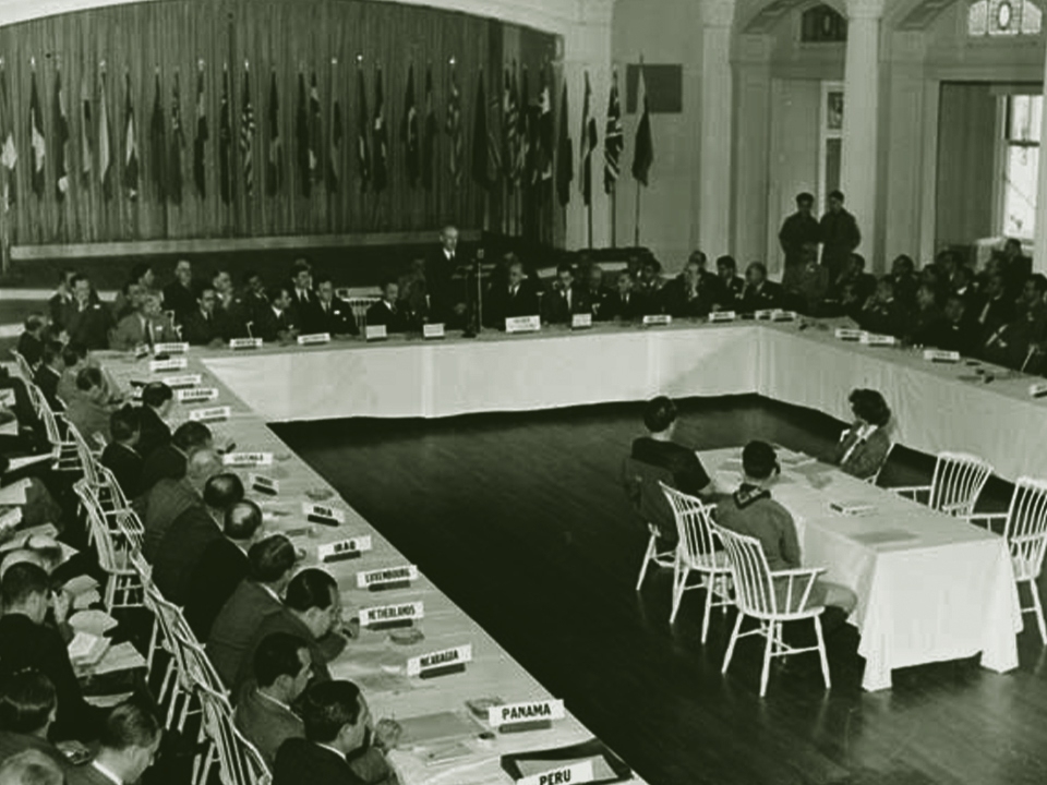 وزير الخزانة الأميركي هنري مورغنثاو جونيور يلقي كلمة في مؤتمر بريتون وودز في العام 1944