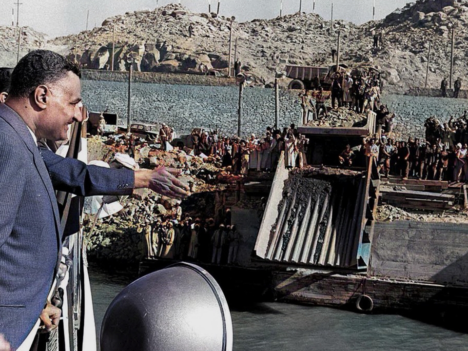 جمال عبد الناصر يؤمِّم قناة السويس في العام 1956 بعد أن كانت تحت سيطرة البريطانيين والفرنسيين