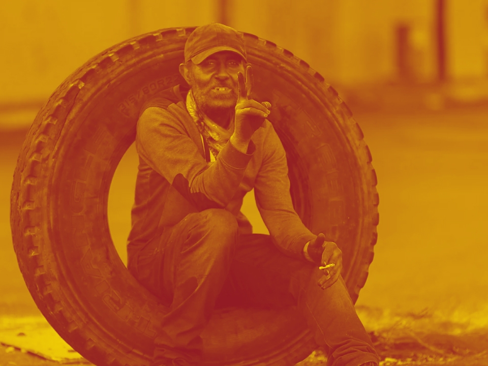 عامل لبناني في إحدى المظاهرات