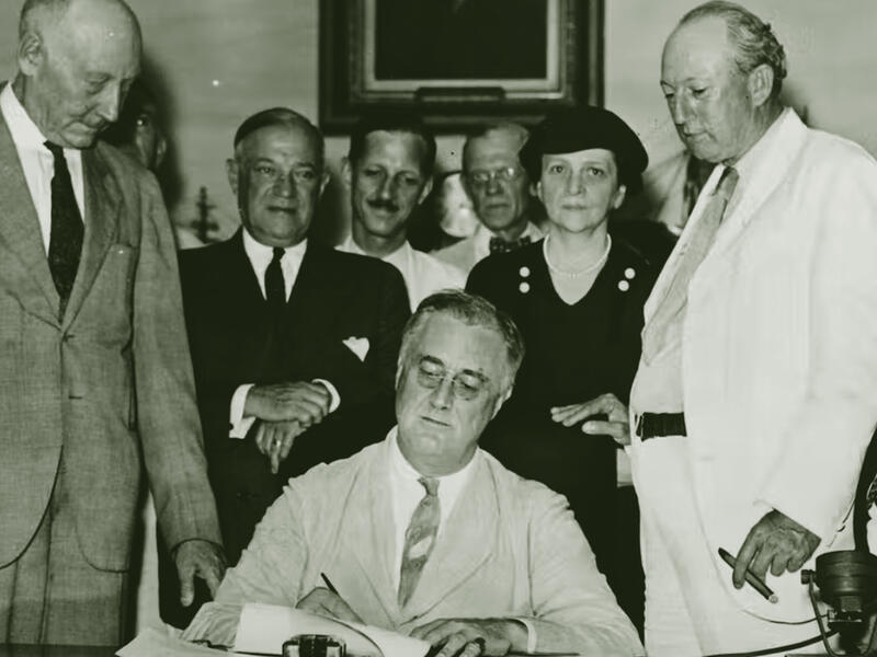 فرانكلين روزفلت يوقع قانون الضمان الاجتماعي في العام 1935