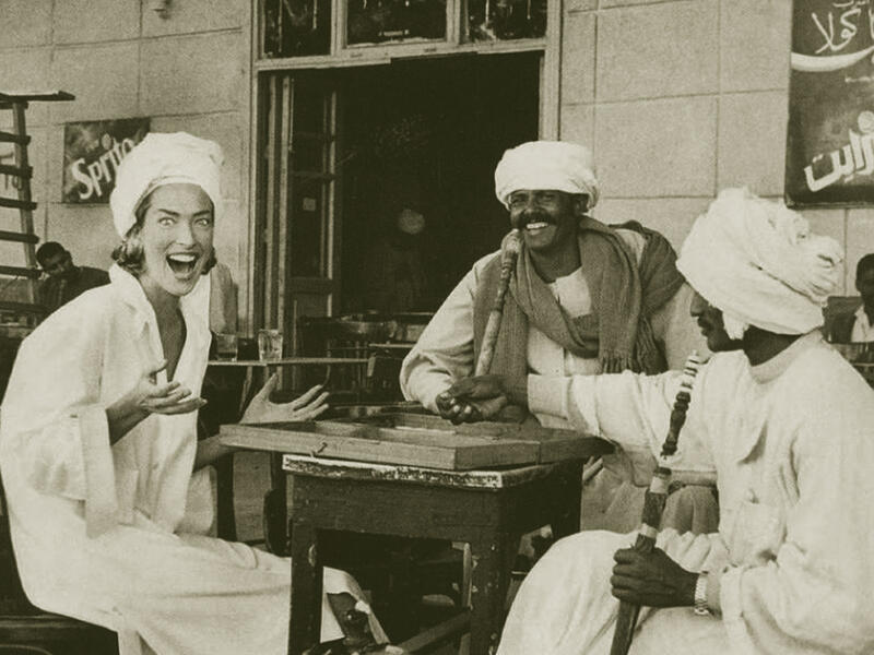 عارضة أزياء فوغ في قهوة مصرية في العام 1992