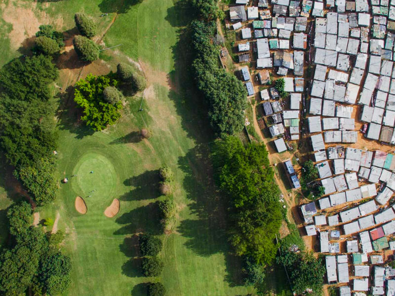 ملعب غولف في جنوب أفريقيا على تخوم إحدى التجمّعات السكنية العشوائية