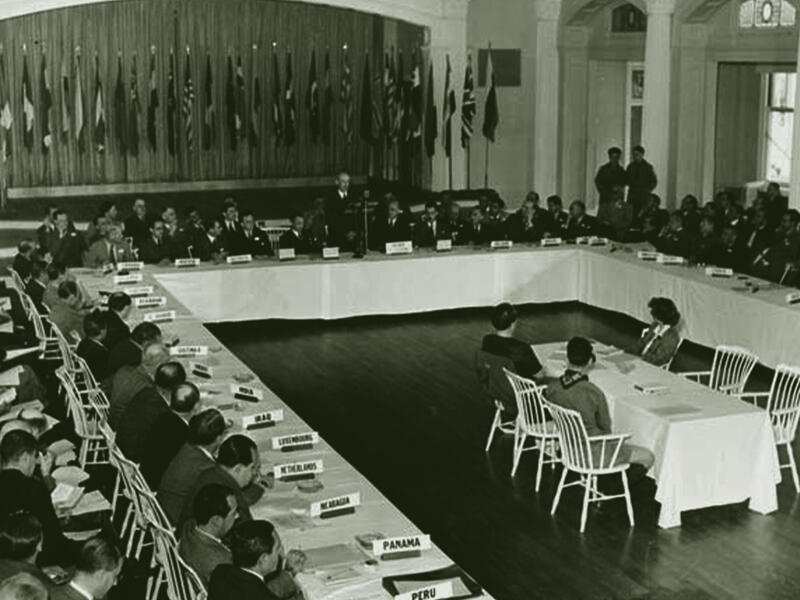 وزير الخزانة الأميركي هنري مورغنثاو جونيور يلقي كلمة في مؤتمر بريتون وودز في العام 1944