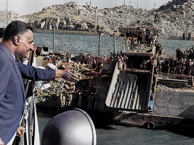 جمال عبد الناصر يؤمِّم قناة السويس في العام 1956 بعد أن كانت تحت سيطرة البريطانيين والفرنسيين